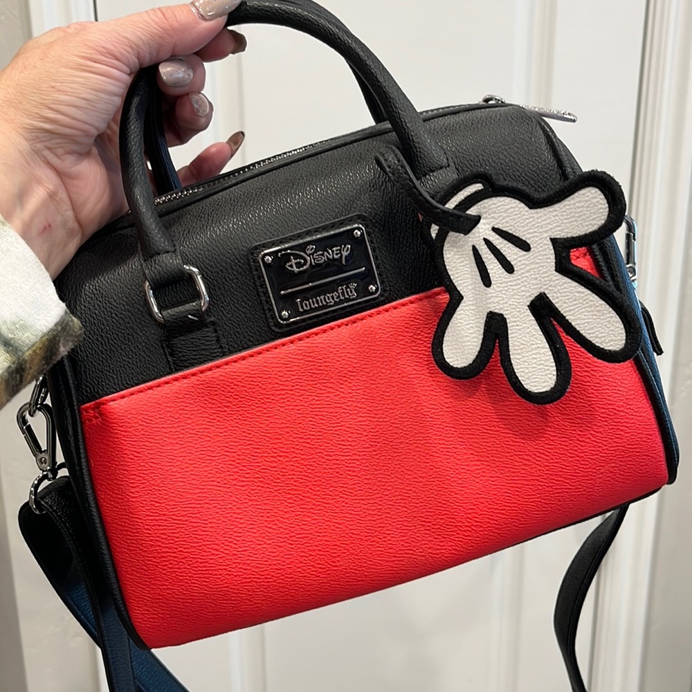 Disney lounge fly Mickey Mouse crossbody bag.Disney parks Classic new w/out tag